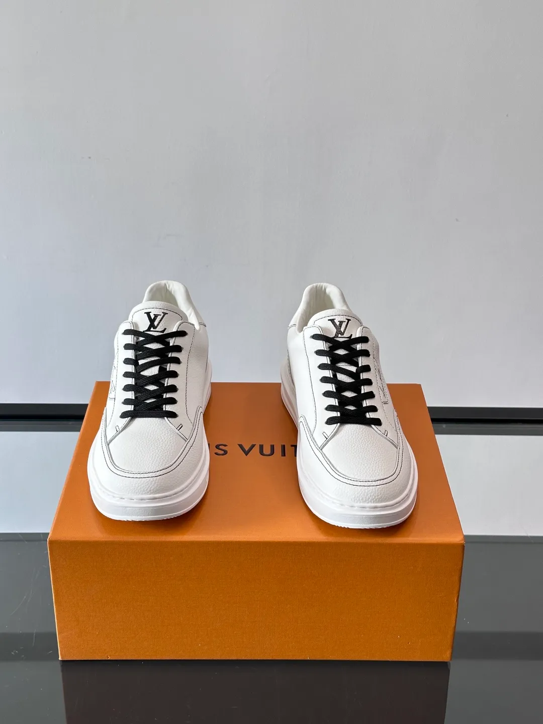 Men's men's shoes 💰p380 "＊OUIS ＊UITTO＊" casual sneakers, made of high-quality cowhide grain leather, with black laces, simple and high-end! LV Logo + classic Monogram lines on the side of the shoe, full of details✨. The rubber soles are wear-resistant and have strong traction, making them suitable for daily commuting and leisure. The shoe last fits the shape of the foot, making it comfortable to wear and not tiring after long walks. It is extremely versatile and can be easily worn with jeans or casual pants. It is a must-have item for men's fashion! 🖤 ​​size：38-44